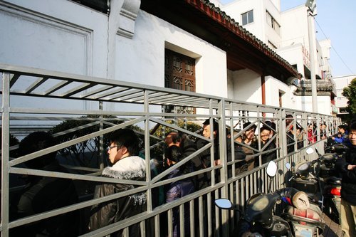组图：苏州一售票处让买票者在铁笼中排队