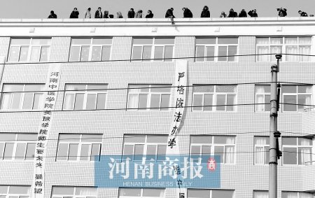 16名教师听闻学校将关闭爬上楼顶讨说法(图)