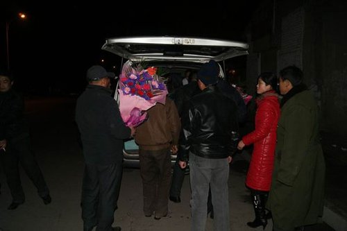花季少女离世捐遗体做研究 村民含泪送别(图)