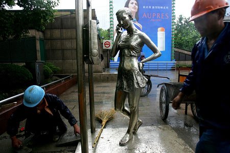 雕塑电话少女 少女身价数十万●上海