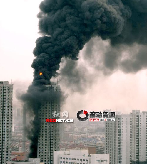 天津一高层建筑着火 网友称911事件再现(图)