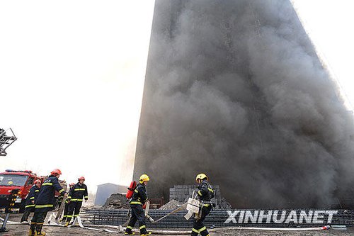 组图：天津一栋高层在建经济适用房失火