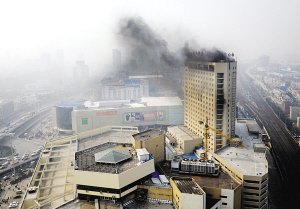 南京白宫大酒店起火 浓烟呛匀5名员工(图)
