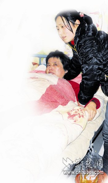 孝女带着瘫痪母亲打工三年：永不会舍弃妈妈