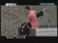 视频：男子挟持母亲跳楼 民警为救人忍辱下跪