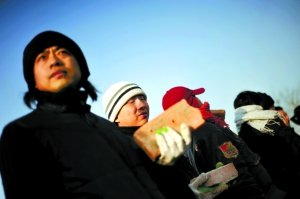 2009年12月29日,008艺术区的艺术家们手持砖块静立维权。