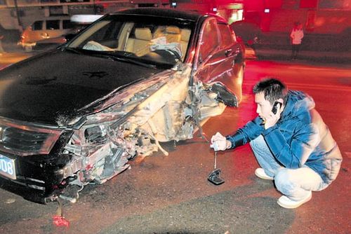 肇事小车半边都撞没了