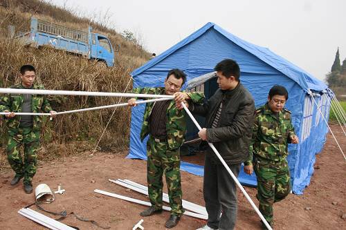四川遂宁地震灾区加紧搭建临时安置帐篷