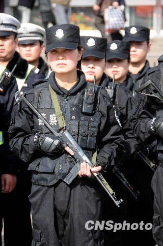 组图:河南女子特警首次亮相春运安保