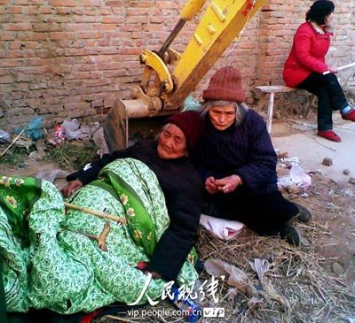 江苏滨海10余8旬老妇挖掘机下打吊瓶阻止毁路征地