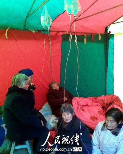 江苏滨海10余8旬老妇挖掘机下打吊瓶阻止毁路征地