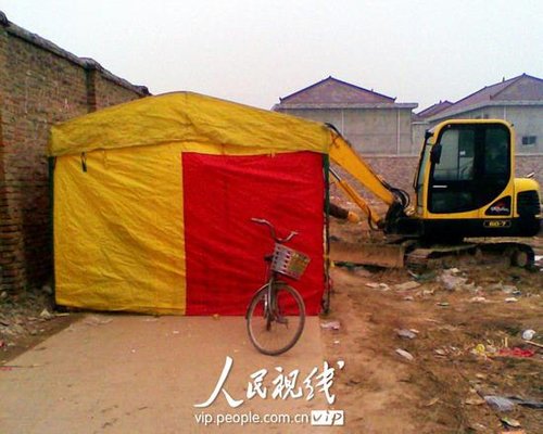 江苏滨海10余8旬老妇挖掘机下打吊瓶阻止毁路征地