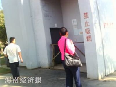 海南西线高速<em>厕所</em>休息司机无奈打野战_新