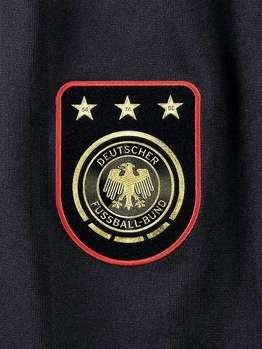 英媒质疑德国世界杯新球服酷似纳粹党卫军制服