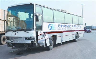 肇事的大客车。