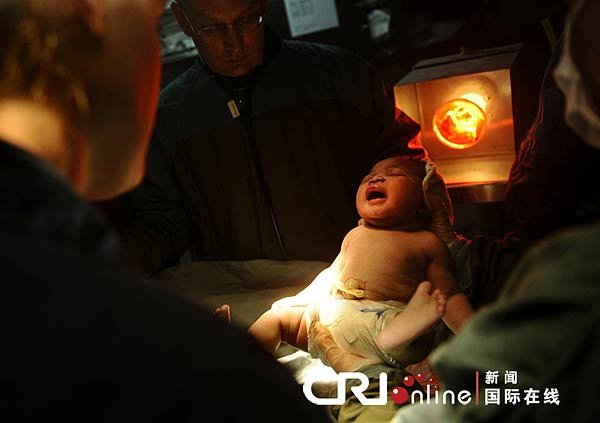 2010年1月30日，海地拜德大戈阿韦，一名在美国“巴丹”号多用途两栖攻击舰上出生的婴儿。这是历史上首位在“巴丹”号上出生的孩子。
