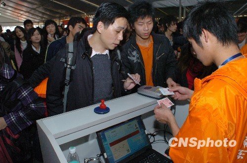 火车票实名制下广州火车站秩序井然