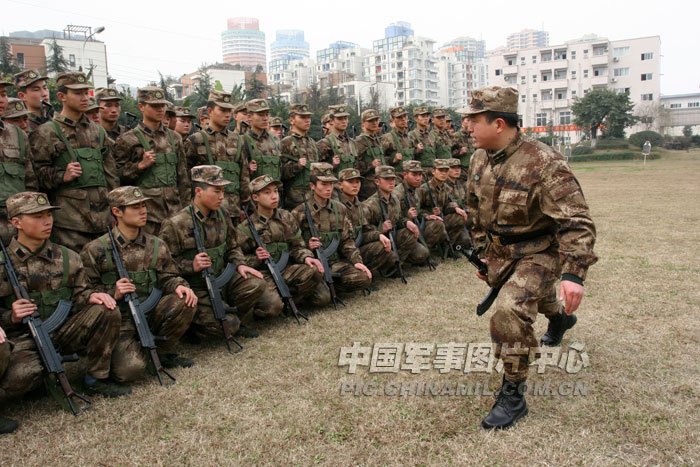 高清图:成都军区装备部新兵单兵战术训练照