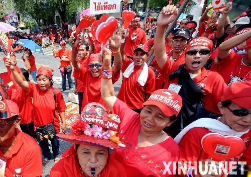 “红衫军”在泰国各地军营外集会反对军事政变