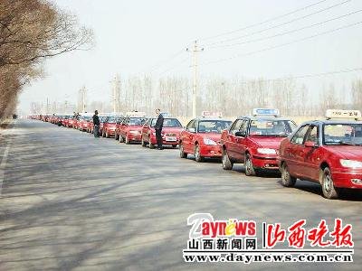 加气站外,总有上百的士排长龙