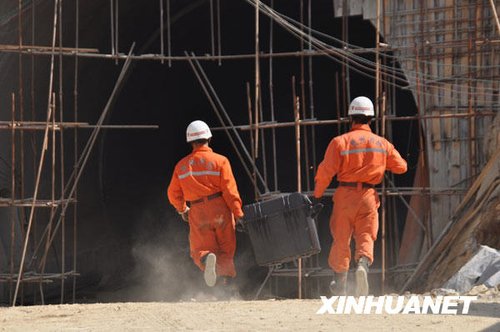 贵昆铁路六沾段复线工程一隧道塌方 8人被困