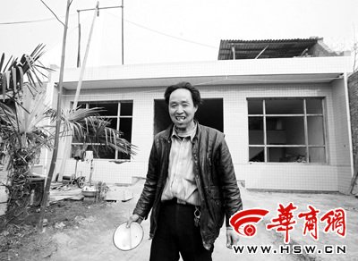 男子花两年时间独自挖地基砌墙盖起一栋房