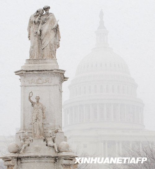 美国首都华盛顿遭遇百年来最大降雪(组图)_天