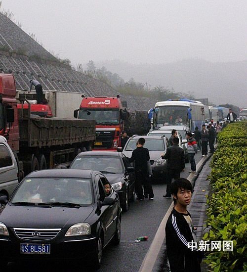 2月6日15时左右，由于雨湿路滑、大雾弥漫，加上春运高峰车流量的剧增，导致京珠高速广东清远境内汤塘附近发生一起9车连环相撞的事故。