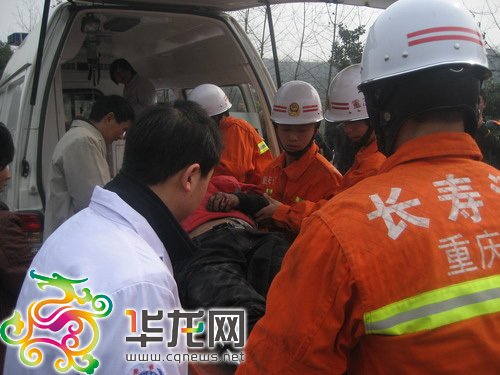 渝宜高速两车迎面相撞3人死亡(组图)