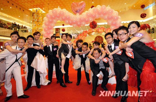 组图:香港举行背老婆大赛