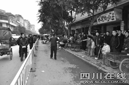 镇党委副书记闹市驾车连撞12人