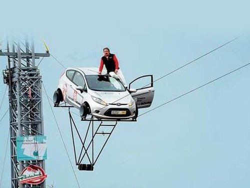 德国杂技艺人在25米高钢丝上开汽车