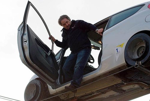 德国杂技艺人在25米高钢丝上开汽车