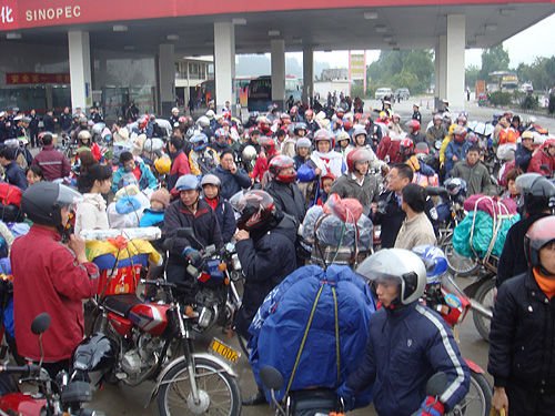 珠三角10万农民工组摩托车大军返乡(图)