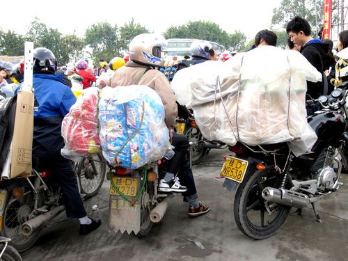 珠三角13万外来务工人员驾乘摩托车返乡过年