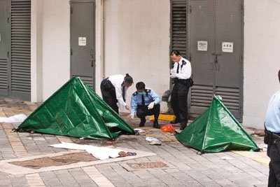 警员调查期间以帐篷将两具女尸遮盖,现场有被压死妇人遗下的香蕉,香烛