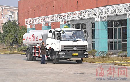 私人飞机在福建无处加油僦坏么由虾？辆专门的加油车