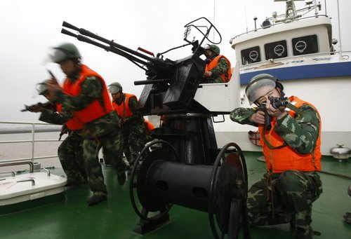 新组建的边防海警部队战士在进行应急演练。摄影：赵昀/CFP