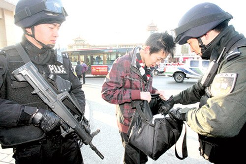节日期间首都武装特警上街巡逻震慑犯罪