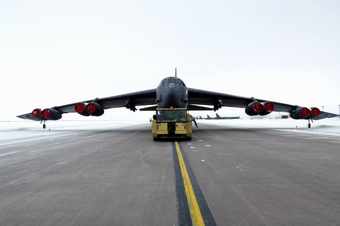 美军b-52h "同温层堡垒"重型亚音速战略轰炸机