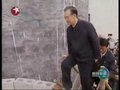 视频：温家宝到广西灾旱地区慰问群众