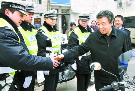 卢展工看望春节执勤的民警及消防官兵 送祝福