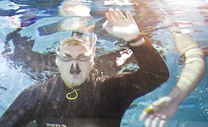 瑞士潜水员水下憋气19分21秒破世界纪录(图)