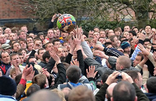 组图:英小镇千人抢“皮球”过传统忏悔节_新闻_腾讯网