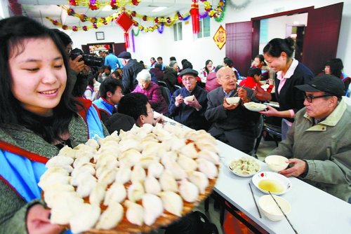 图文青年志愿者与空巢老人一起包饺子