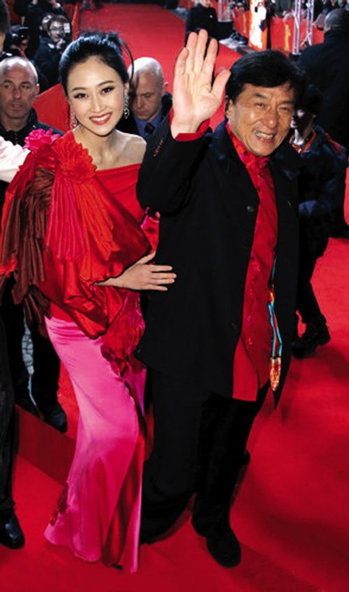 成龙林鹏情侣装亮相