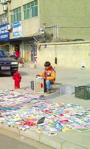 11岁男孩摆地摊卖二手书帮父母减压