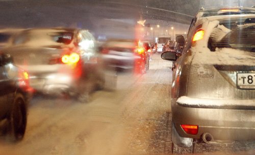 组图：莫斯科大雪致交通缓慢 事故不断