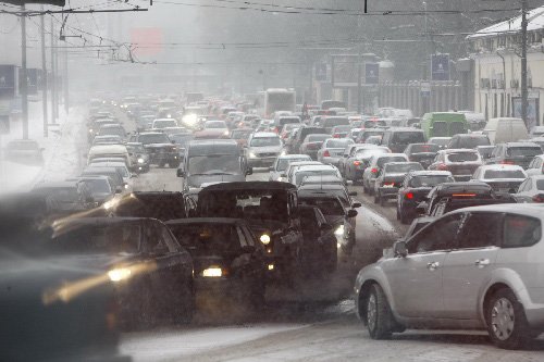 组图：莫斯科大雪致交通缓慢 事故不断