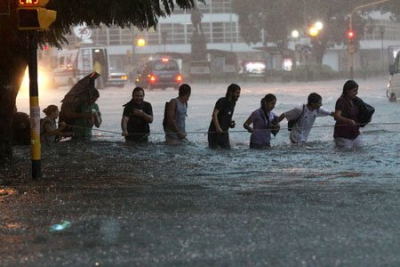 阿根廷首都连遭暴雨致2人死 交通几乎瘫痪